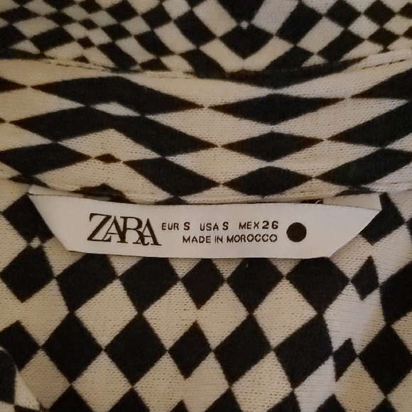 Zara Black and White Geometric Button Down Shirt - Size Small - Picture 4 of 4